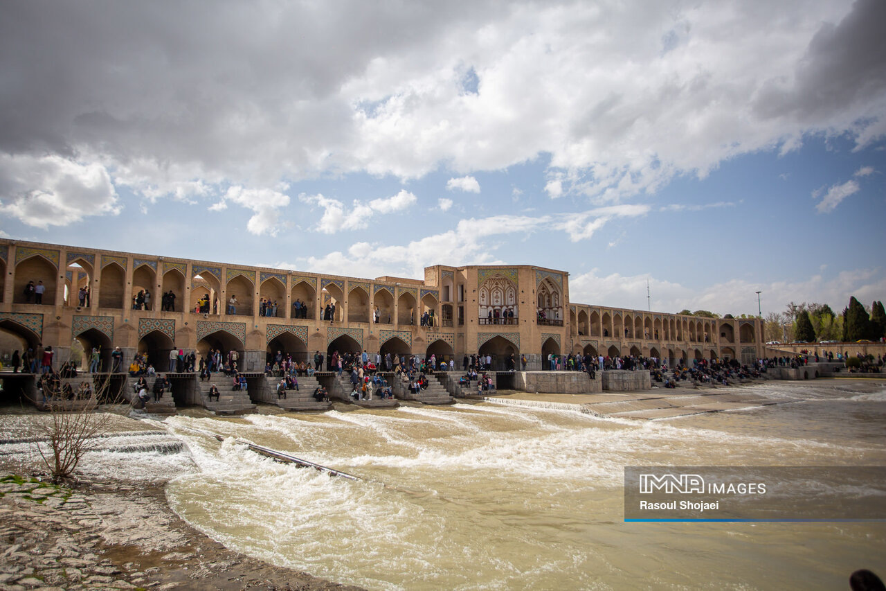 زاینده رود چشم به راه جاری شدن