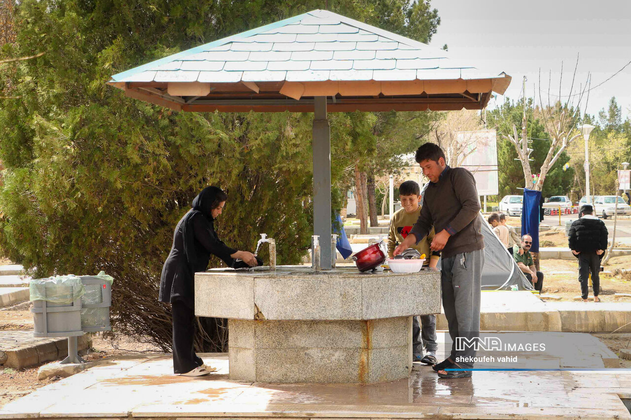 نصب ۴۲ المان نوری در ورودی باغ فدک/ ستاد تسهیلات سفر شهر اصفهان تا ۲۴ فروردین دایر است