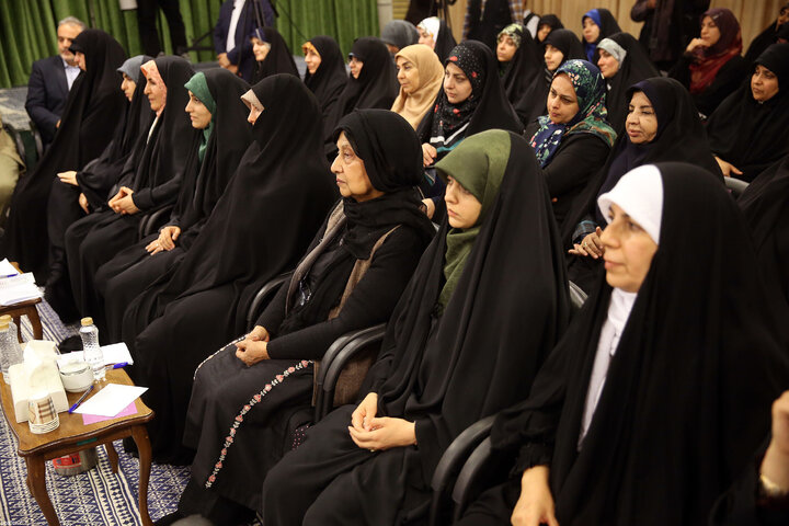 شعر بانوان، از محدودیتهای تاریخی تا جسارتهای معاصر