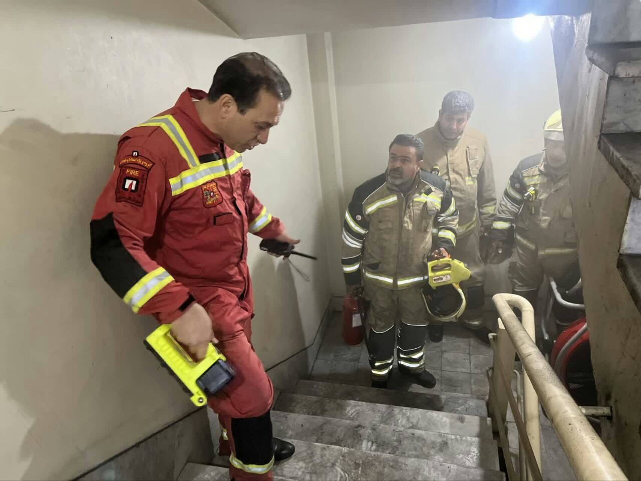 آتش‌سوزی در برج مسکونی ۱۸ طبقه در تهران+ عکس