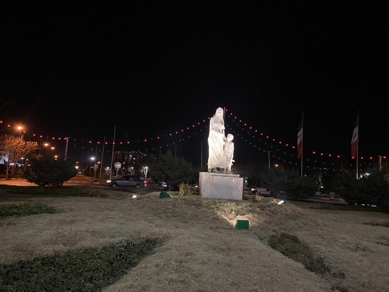 استقبال از بهار با نصب المانهای نوری در منطقه ۱۲ اصفهان