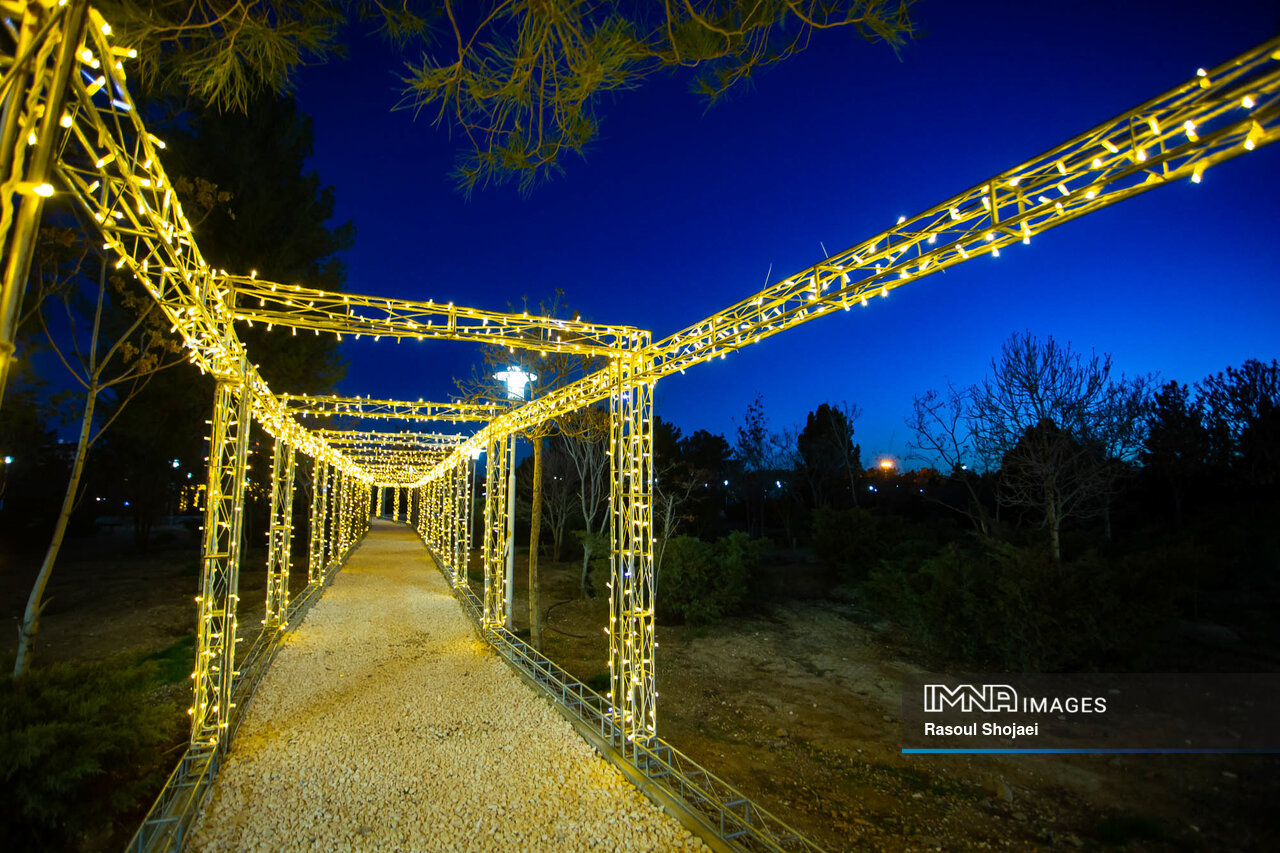 نصب ۴۲ المان نوری در ورودی باغ فدک/ ستاد تسهیلات سفر شهر اصفهان تا ۲۴ فروردین دایر است