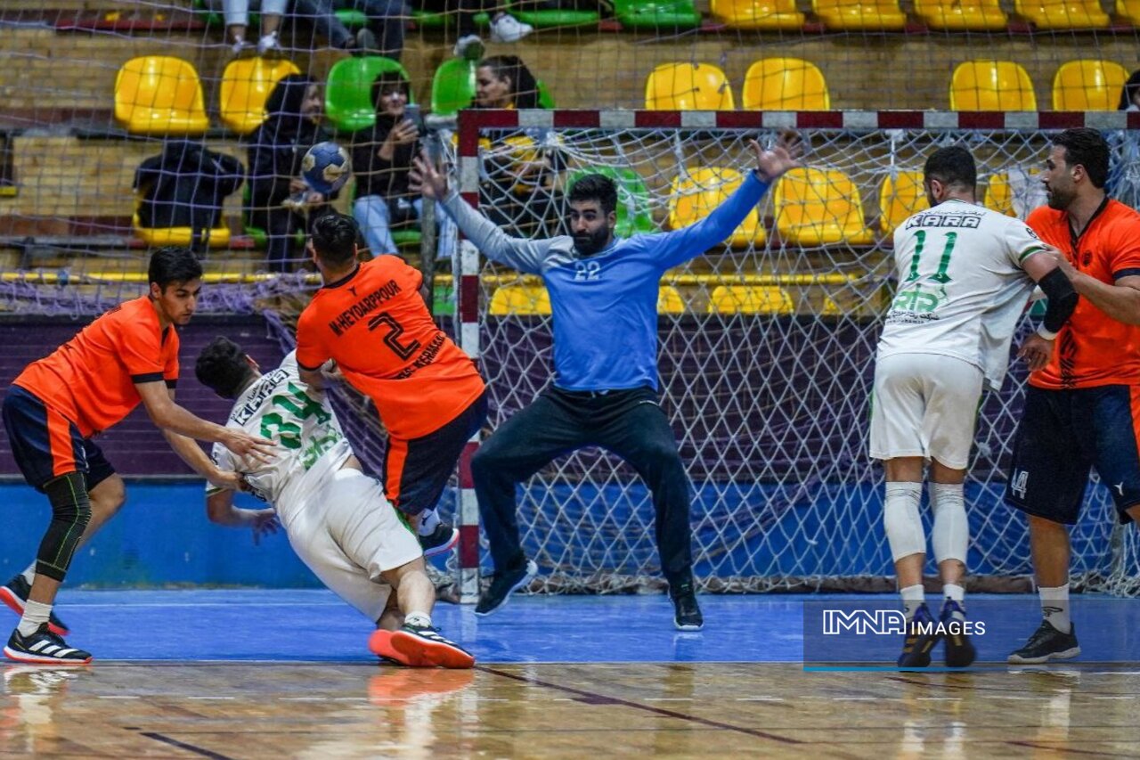 جدالی متفاوت میان صدر و قعر جدول