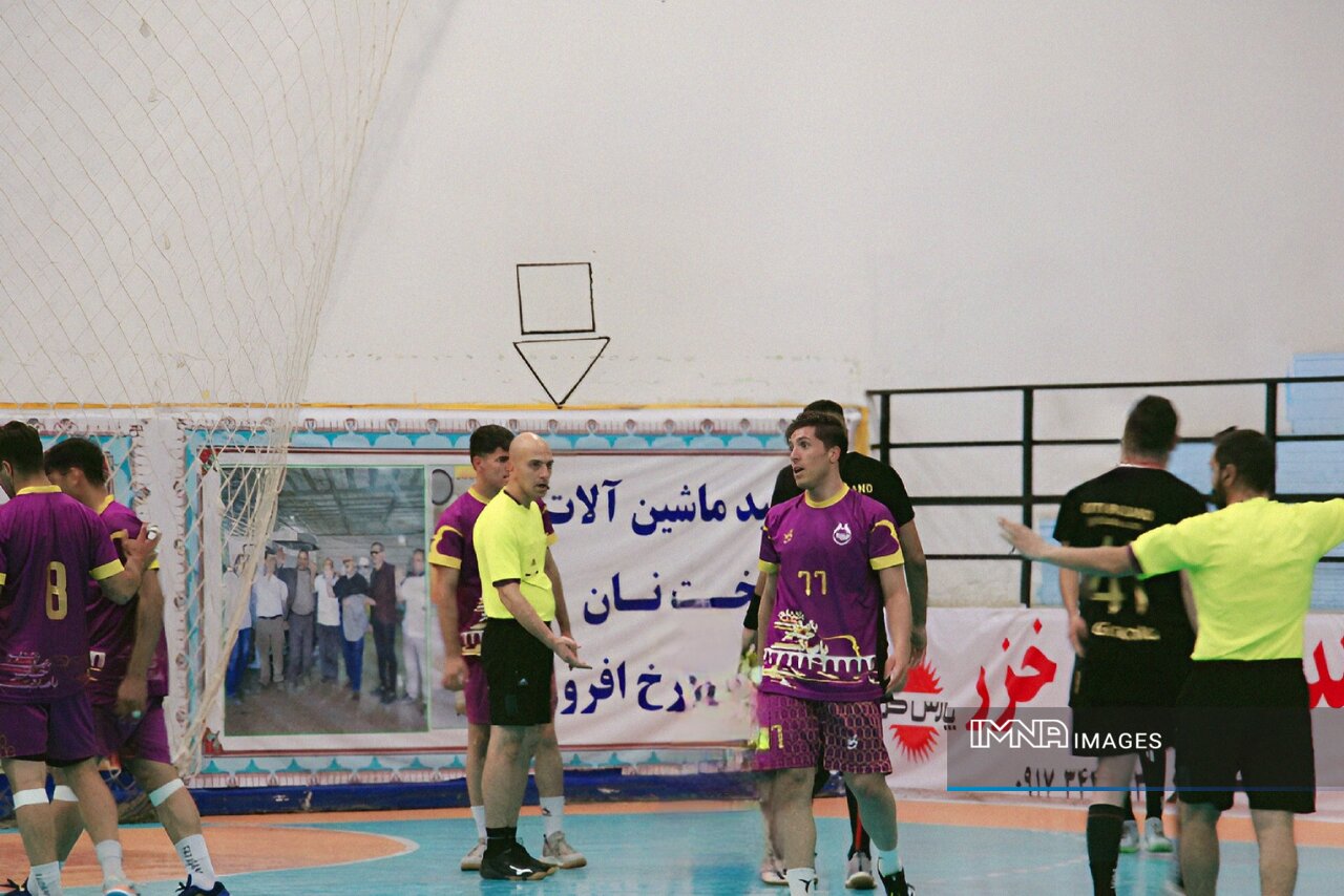 جدالی متفاوت میان صدر و قعر جدول