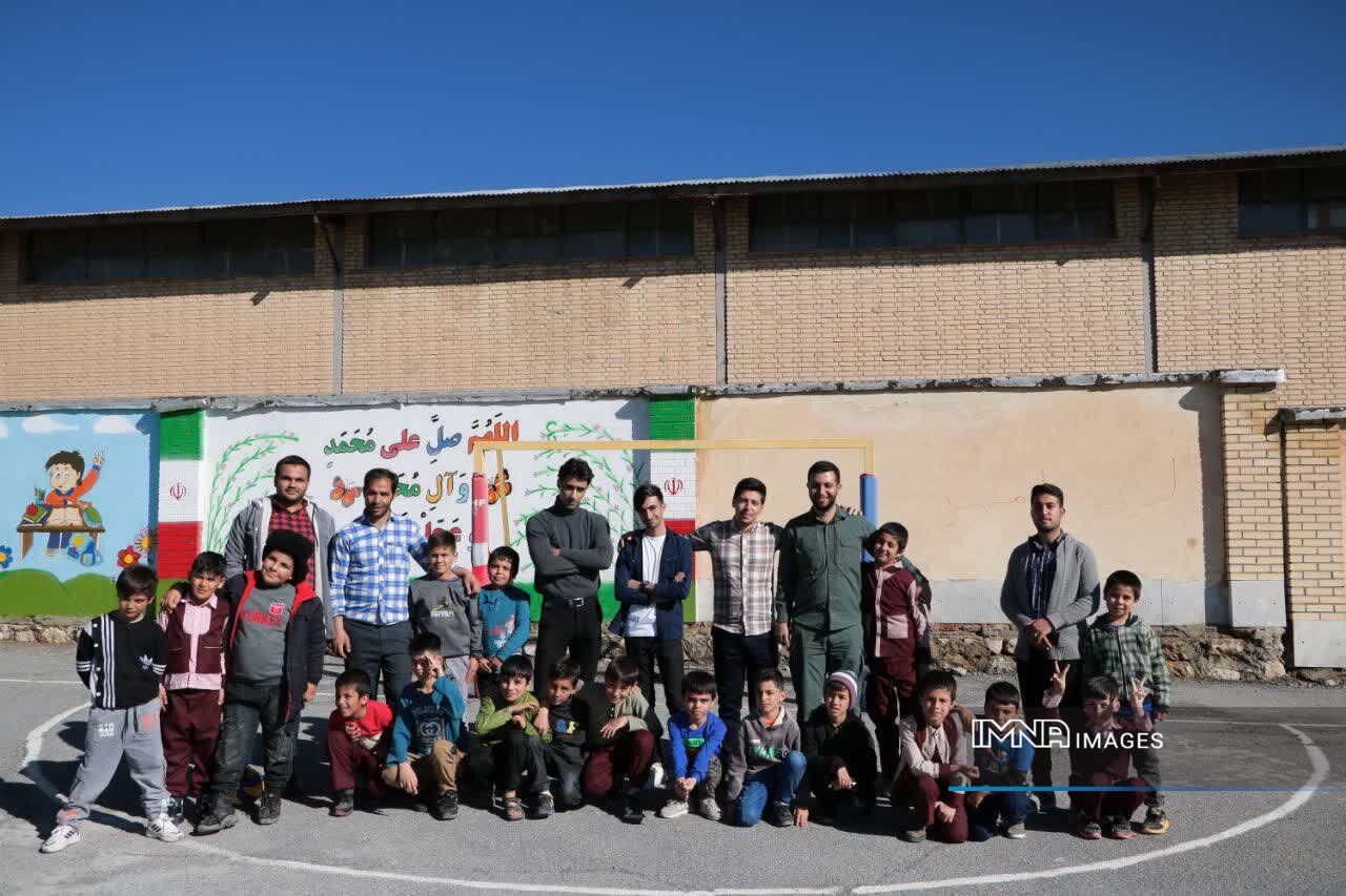 اینجا در ایام نوروز مدارس تعطیل نیستند/ معلمانی که مشق جهاد میکنند