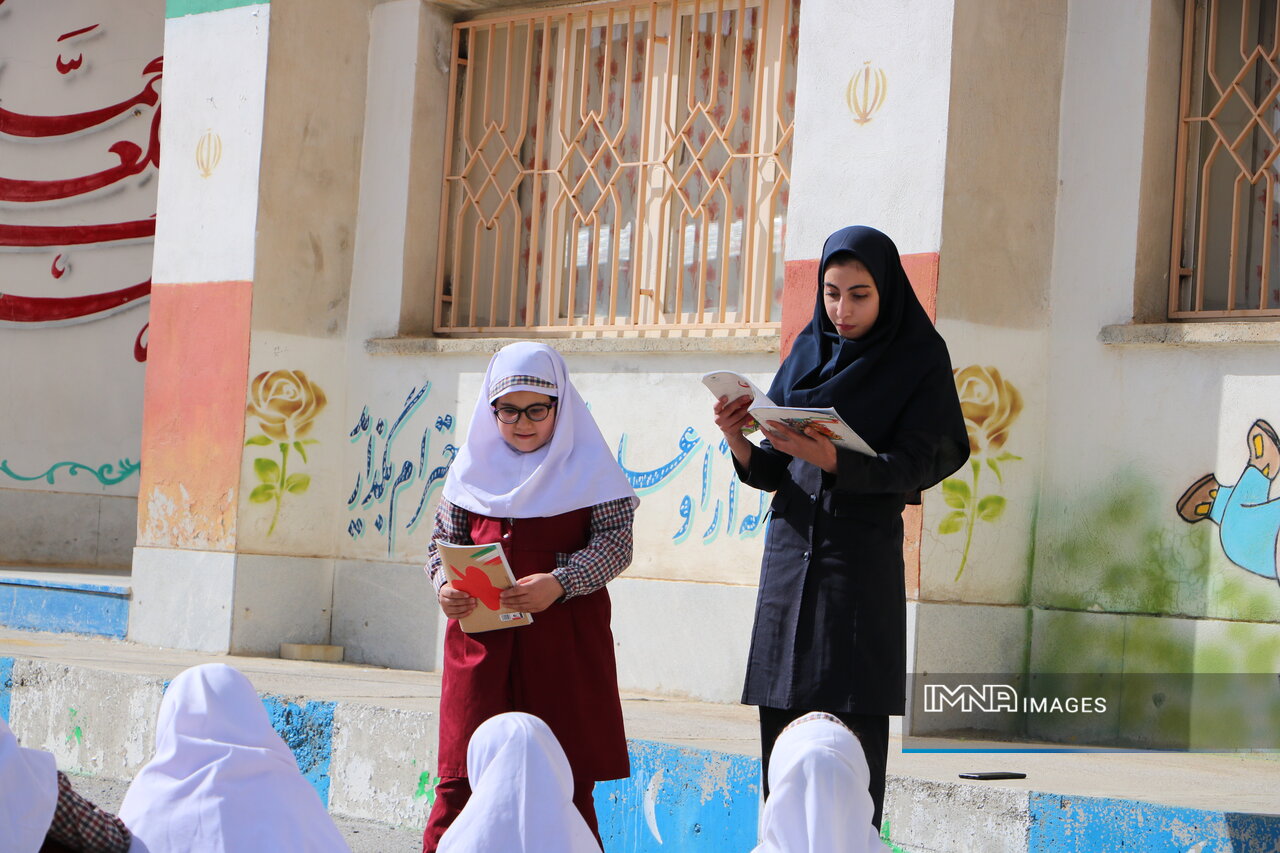 اینجا در ایام نوروز مدارس تعطیل نیستند/ معلمانی که مشق جهاد میکنند