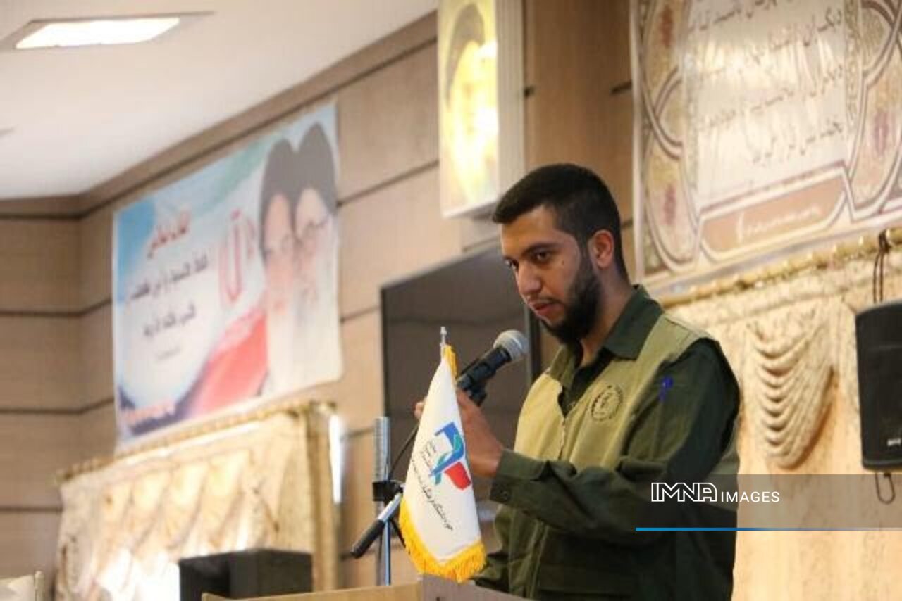 اینجا در ایام نوروز مدارس تعطیل نیستند/ معلمانی که مشق جهاد میکنند