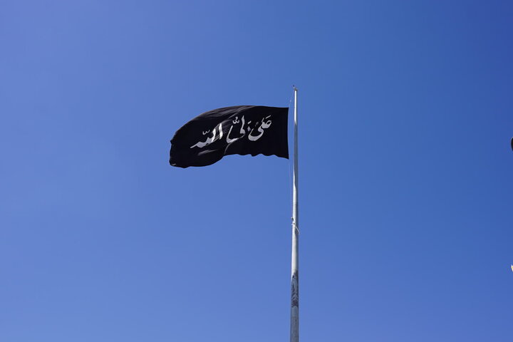 اهتزاز پرچم امیرالمومنین (ع) در صفه/ اعلام ساعت فعالیت ابرسازه‌های تفریحی در ۱۹ رمضان