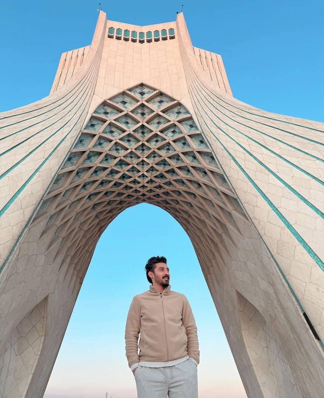عکس| ژست رضا قوچان‌نژاد زیر برج آزادی