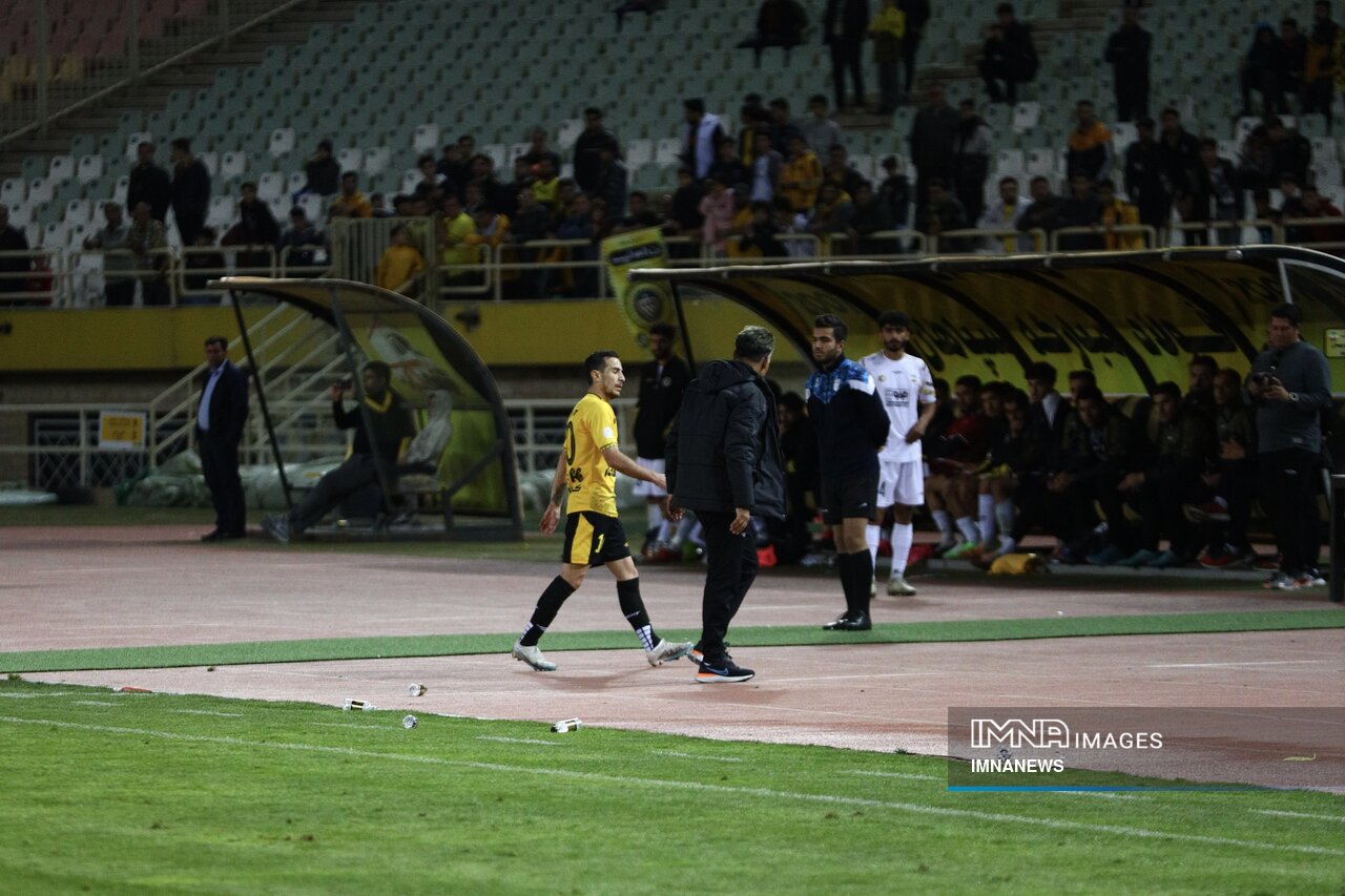 درگیری لفظی ژوزه مورایس با هافبک سپاهان / فرشاد احمدزاده وسط بازی قهر کرد! + عکس