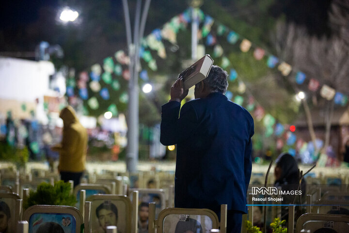 مراسم احیای شب نوزدهم ماه رمضان در گلستان شهدای اصفهان