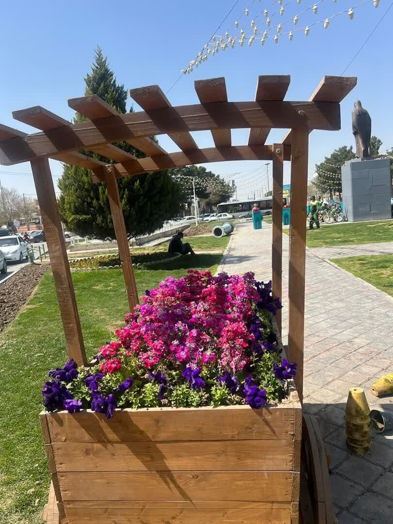 کاشت ۶۰ هزار کوزه گل با اعتباری بالغ بر ۸ میلیارد ریال در منطقه ۱۵ اصفهان