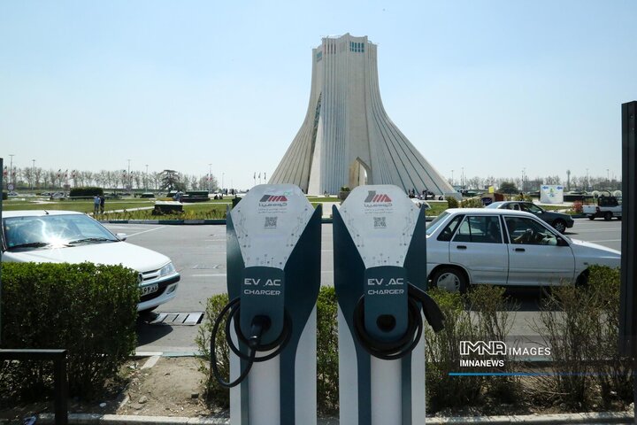 نمایش خودروهای برقی در باغ کتاب تهران