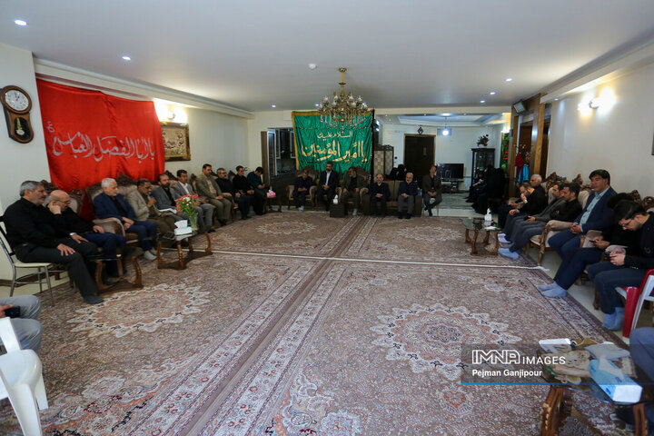 حضور شهردار و جمعی از مدیران شهری در منزل شهید زاهدی