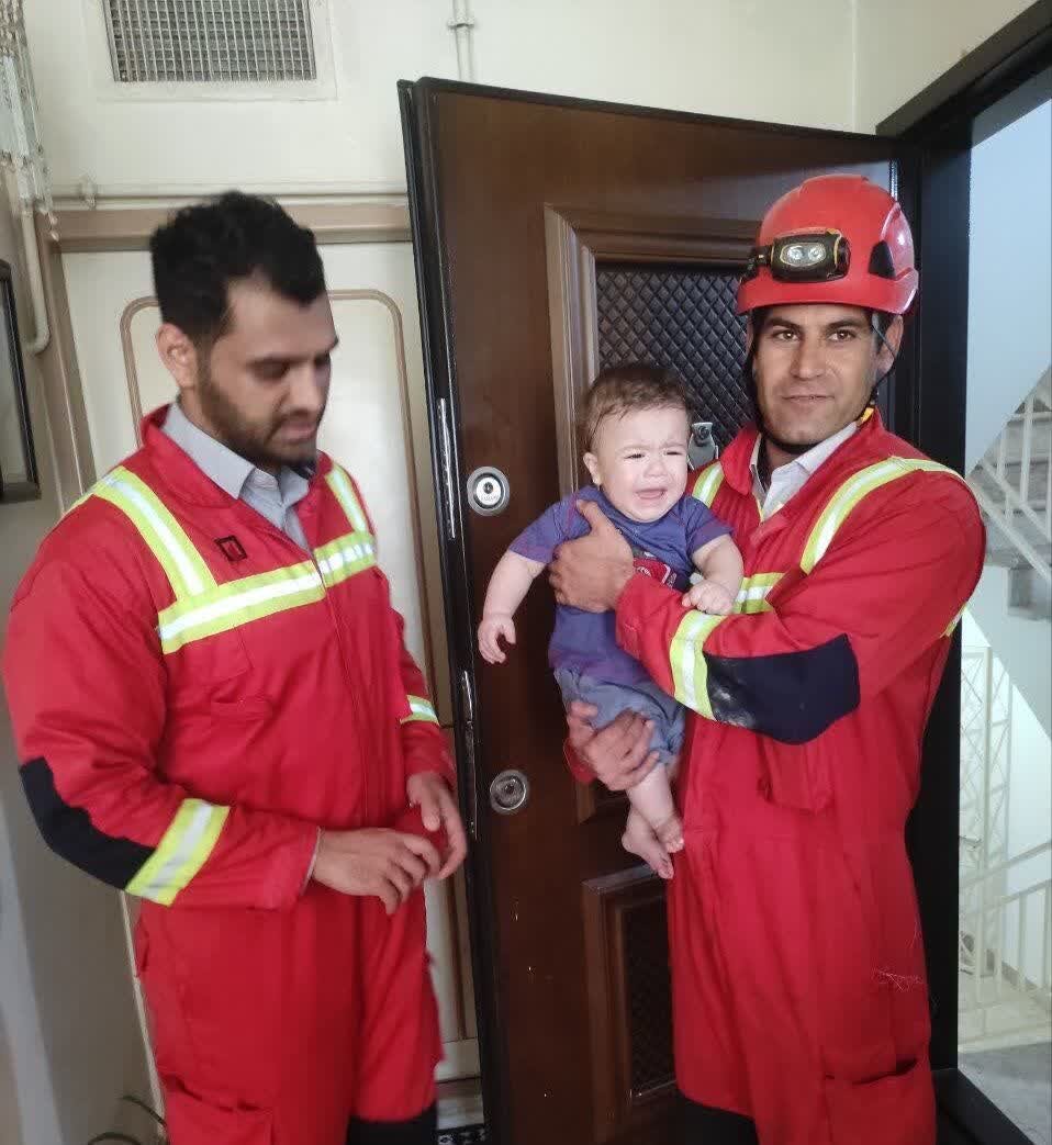 نجات کودک ۶ ماهه محبوس درون منزل مسکونی در کرمانشاه