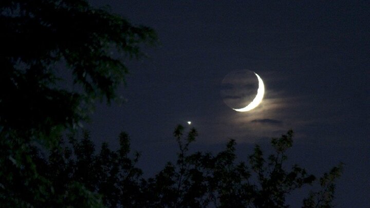 ثبت تاریخ اول هر ماه قمری با رؤیت هلال ماه نو در شامگاه روز بیست و نهم یا سی‌اُم ماه قبل‌