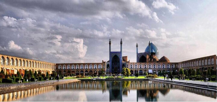 رنگ آب حوض بزرگ میدان امام(ره) اصفهان قرمز می‌شود