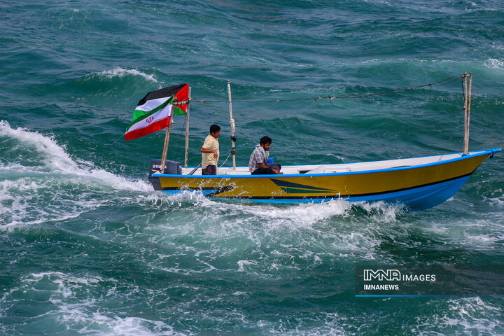 رژه شناورهای مردمی هرمزگان در خلیج فارس