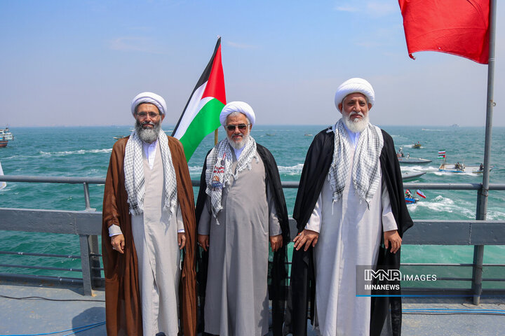 رژه شناورهای مردمی هرمزگان در خلیج فارس