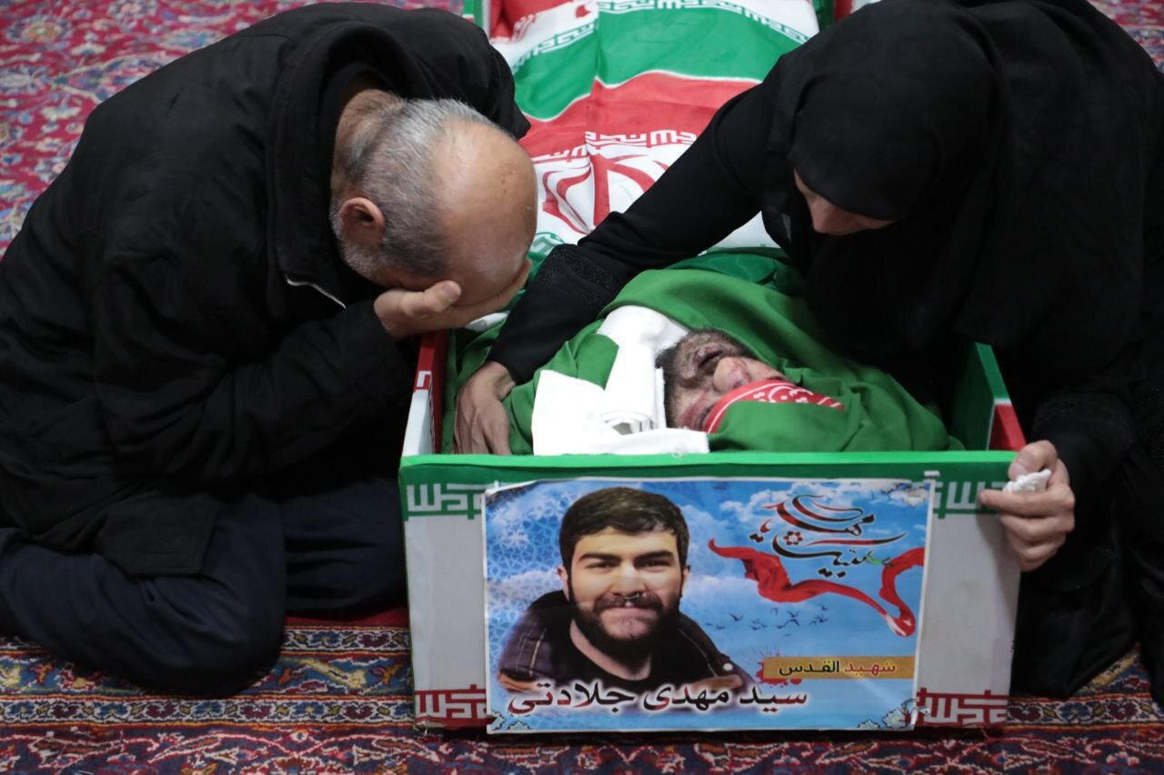 تصاویری از وداع خانواده‌های ۷ شهید سفارت ایران در سوریه