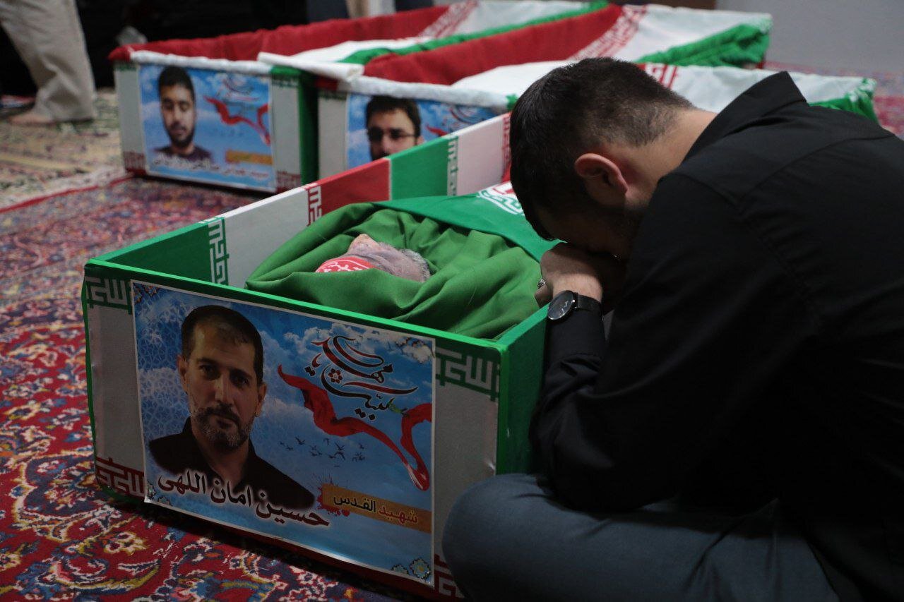 تصاویری از وداع خانواده‌های ۷ شهید سفارت ایران در سوریه