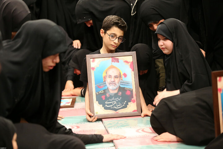 اشک‌ها و لبخندها / قاب‌هایی از تشییع پیکر ۷ شهید قدس در حسینیه امام خمینی(ره)
