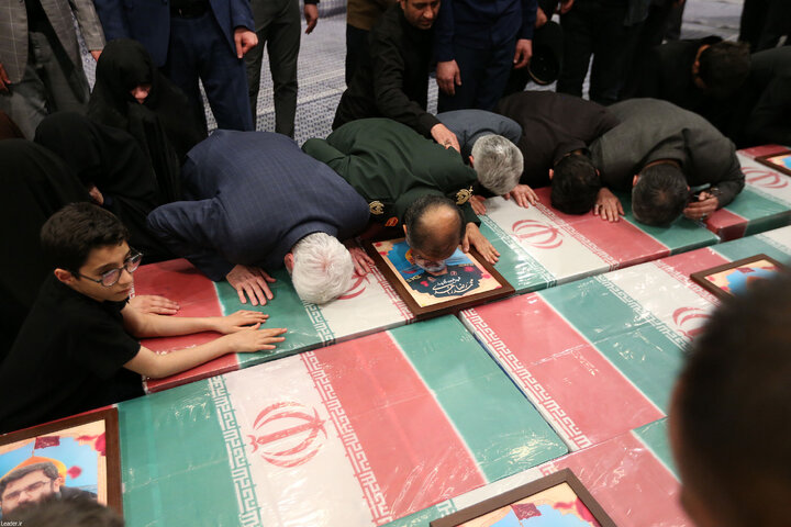 اقامه نماز بر پیکر سردار شهید محمدرضا زاهدی و جمعی از همرزمانش توسط رهبر انقلاب