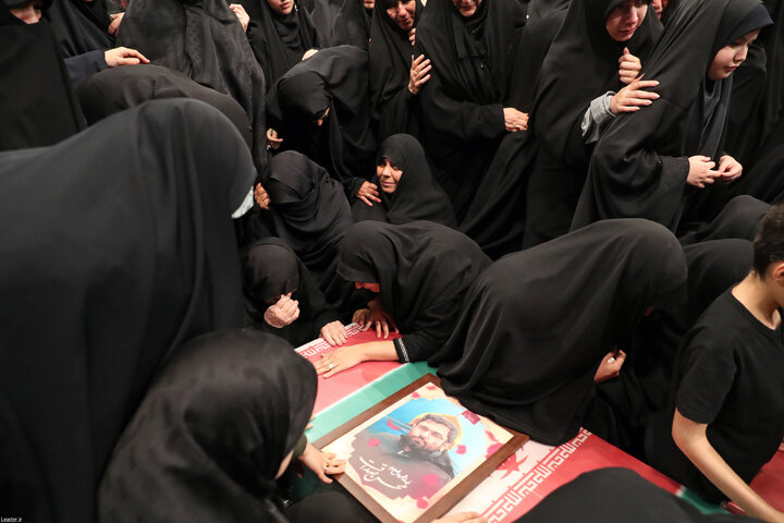 اقامه نماز بر پیکر سردار شهید محمدرضا زاهدی و جمعی از همرزمانش توسط رهبر انقلاب