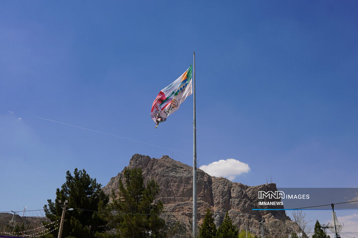 اهتزار پرچم قدس در مجموعه پارک کوهستانی صفه