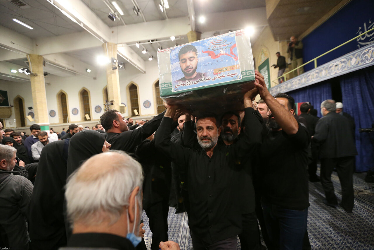 روایتی متفاوت از اقامه نماز ۷ شهید قدس / اینبار صف اولیها فرق داشتند