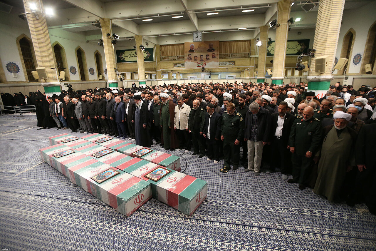 روایتی متفاوت از اقامه نماز ۷ شهید قدس / اینبار صف اولیها فرق داشتند