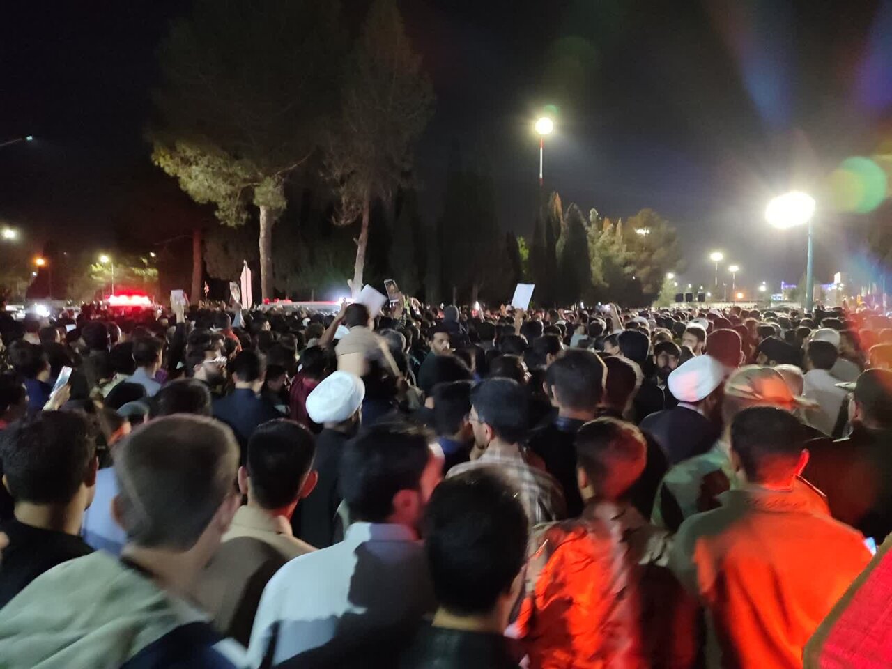 استقبال باشکوه مردم یزد از پیکر ۳ شهید یزدی حادثه تروریستی سیستان و بلوچستان