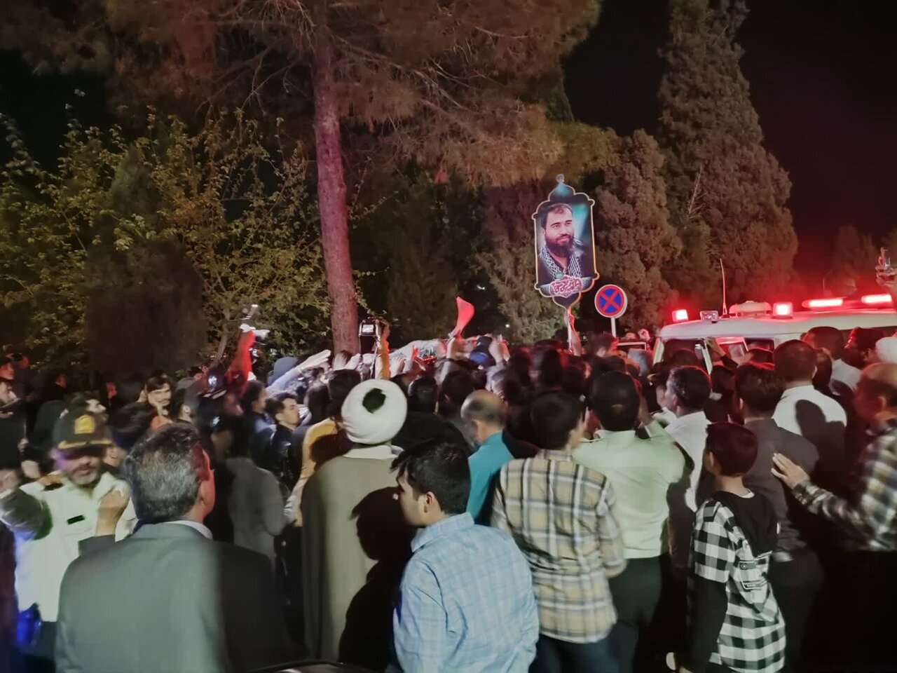 استقبال باشکوه مردم یزد از پیکر ۳ شهید یزدی حادثه تروریستی سیستان و بلوچستان