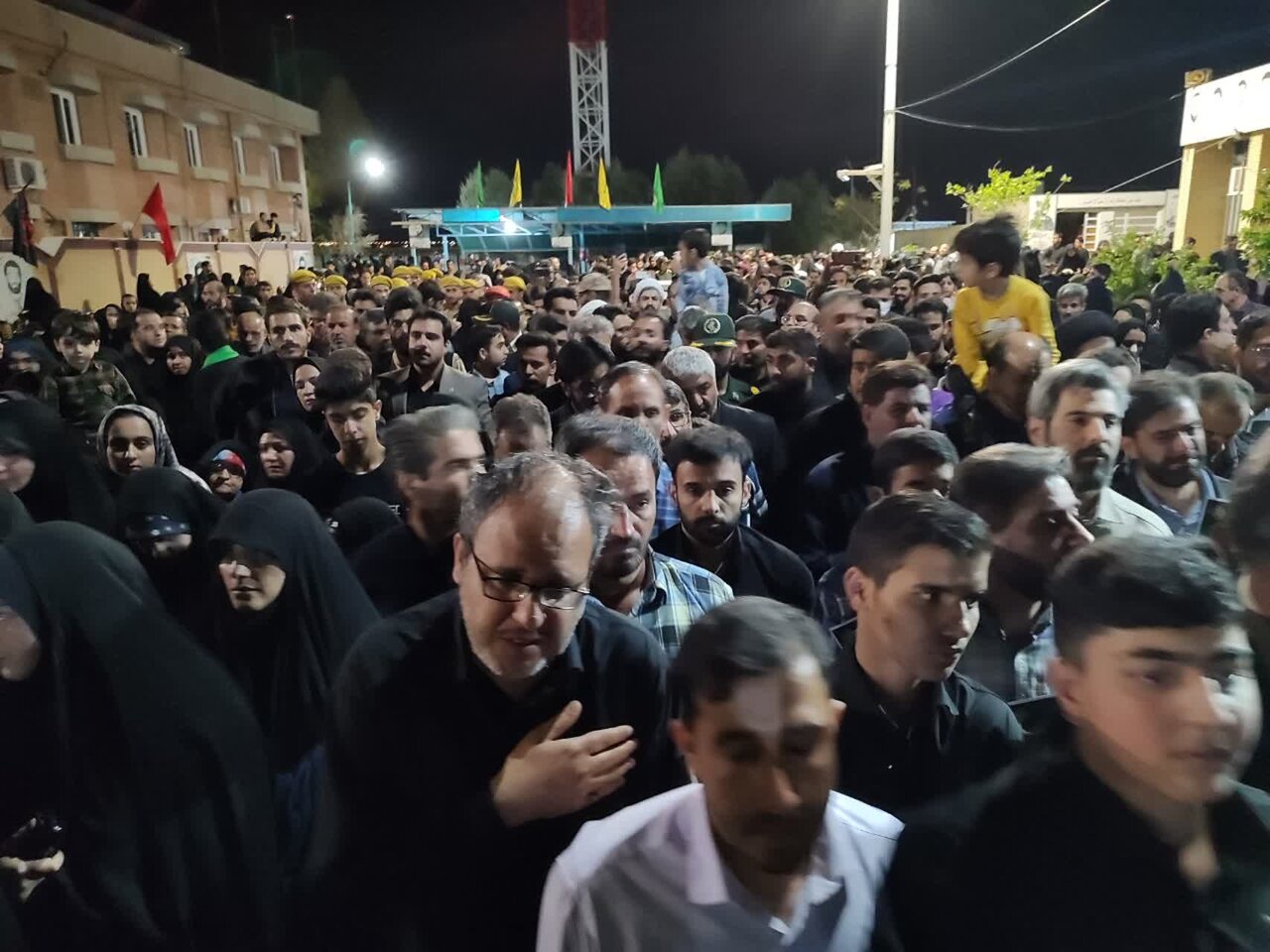 استقبال باشکوه مردم یزد از پیکر ۳ شهید یزدی حادثه تروریستی سیستان و بلوچستان