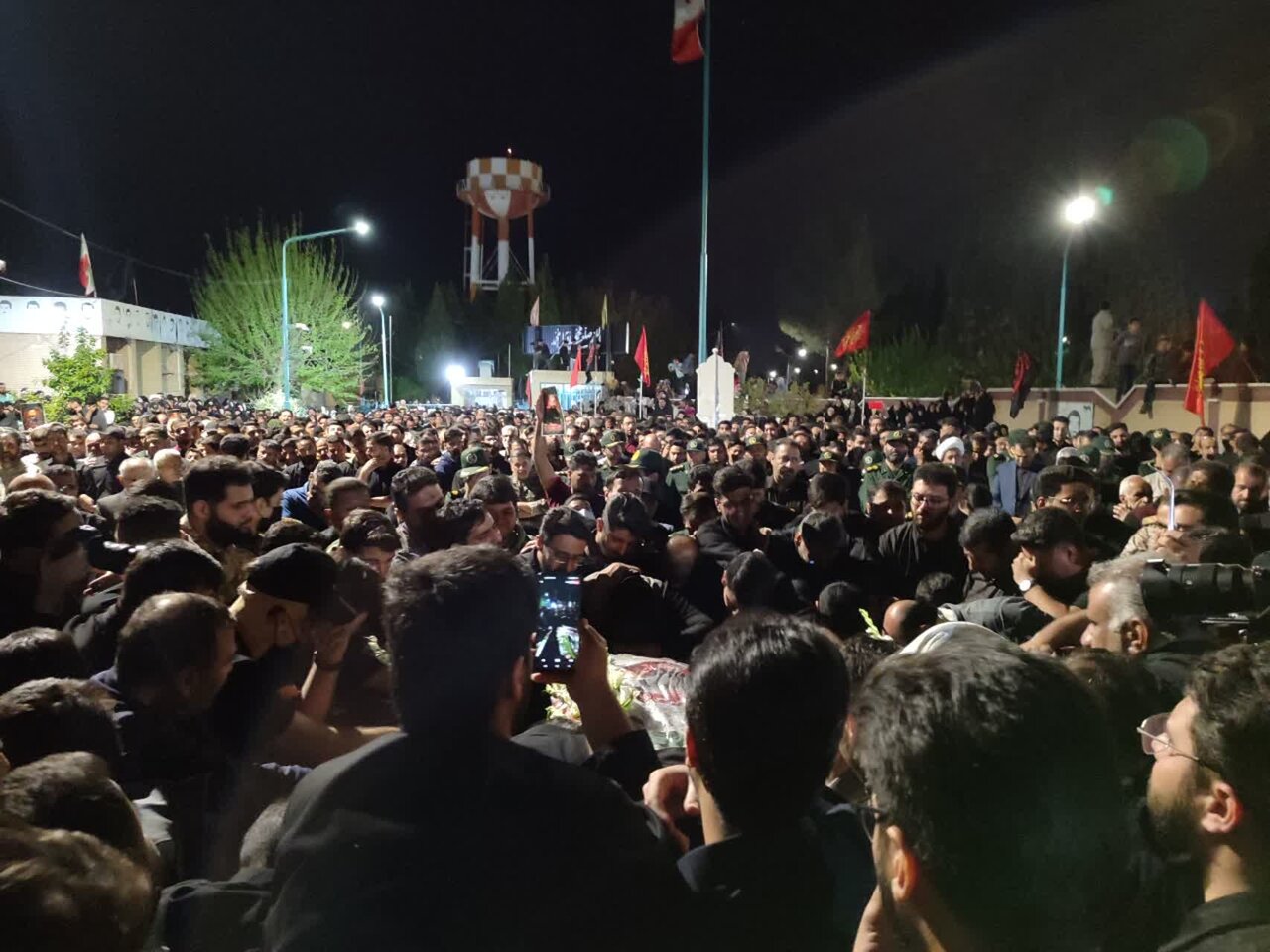 استقبال باشکوه مردم یزد از پیکر ۳ شهید یزدی حادثه تروریستی سیستان و بلوچستان