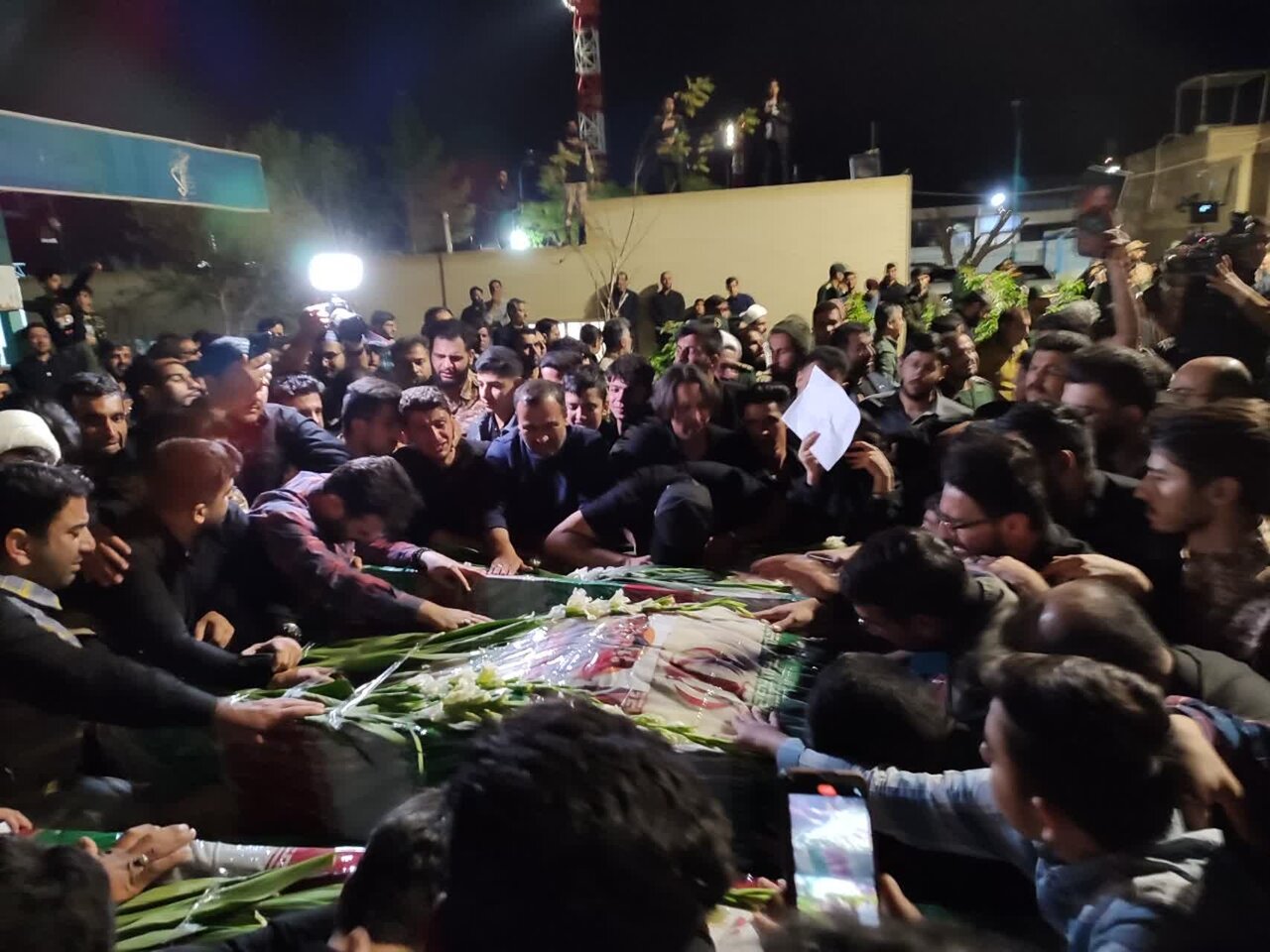 استقبال باشکوه مردم یزد از پیکر ۳ شهید یزدی حادثه تروریستی سیستان و بلوچستان