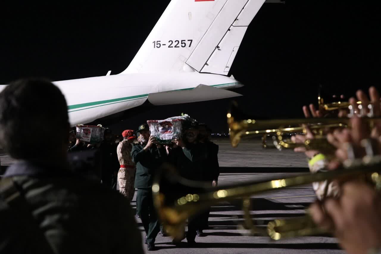 استقبال باشکوه مردم یزد از پیکر ۳ شهید یزدی حادثه تروریستی سیستان و بلوچستان