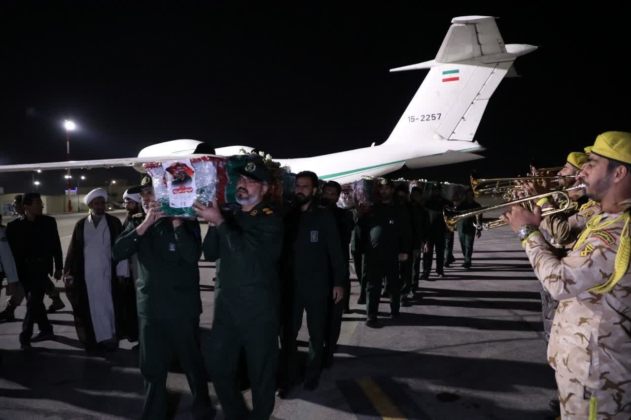 استقبال باشکوه مردم یزد از پیکر ۳ شهید یزدی حادثه تروریستی سیستان و بلوچستان