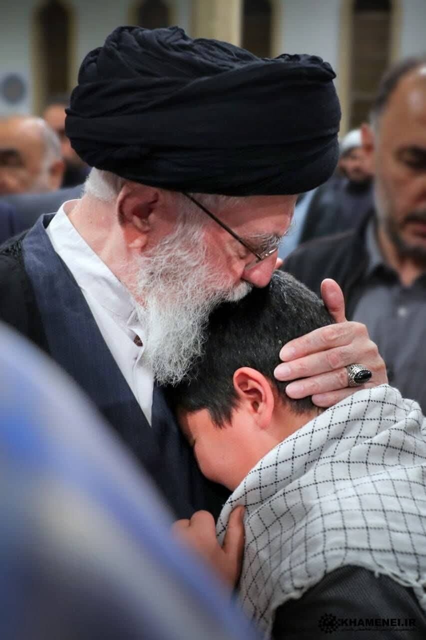 اشکها و لبخندها / قابهایی از تشییع پیکر ۷ شهید قدس در حسینیه امام خمینی(ره)