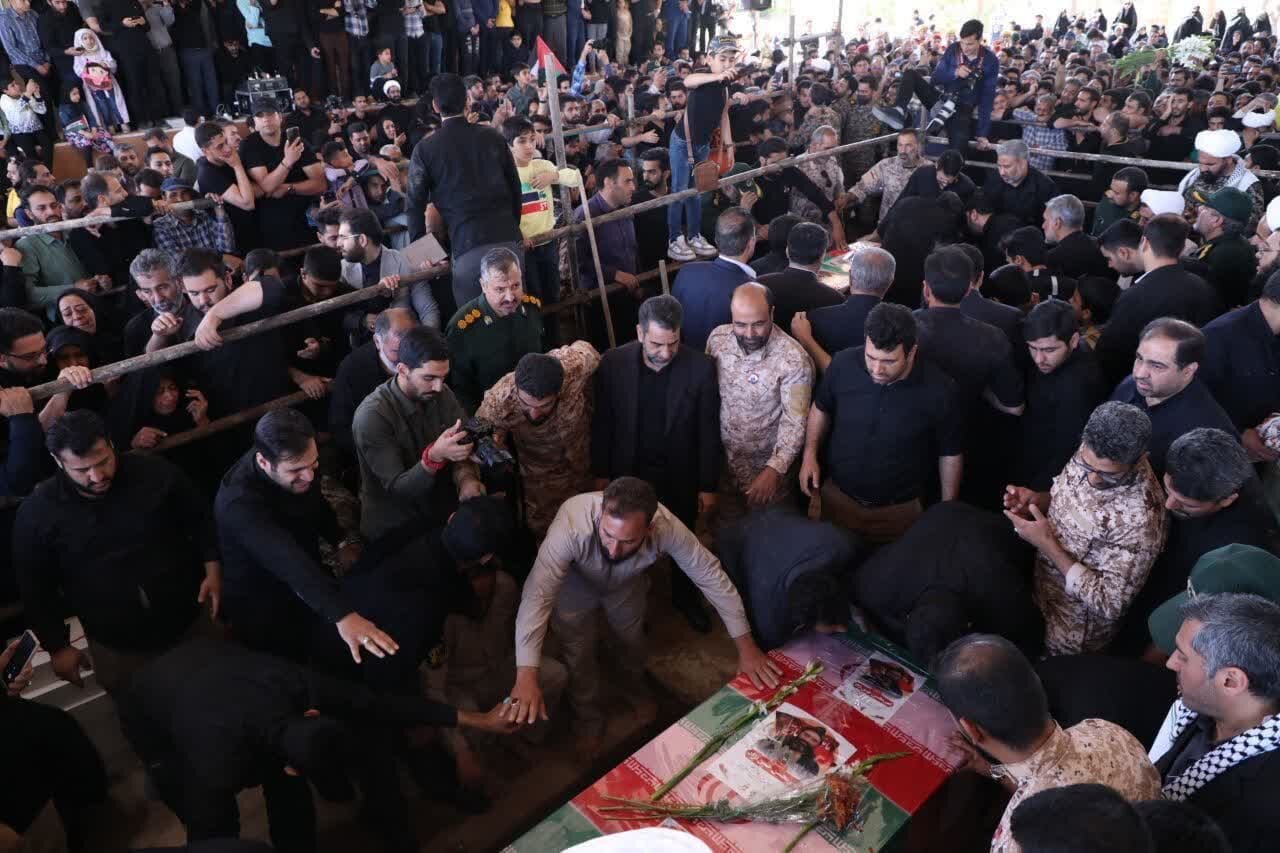 تصاویر| مراسم تشییع و تدفین شهدای حادثه تروریستی راسک در یزد