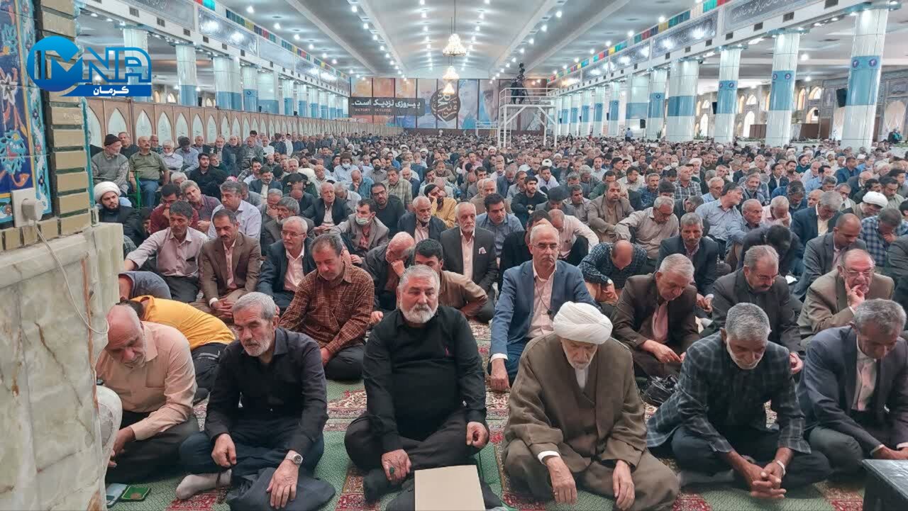 اقامه آخرین نمازجمعه ماه رمضان با حضور چشمگیر کرمانی‌ها