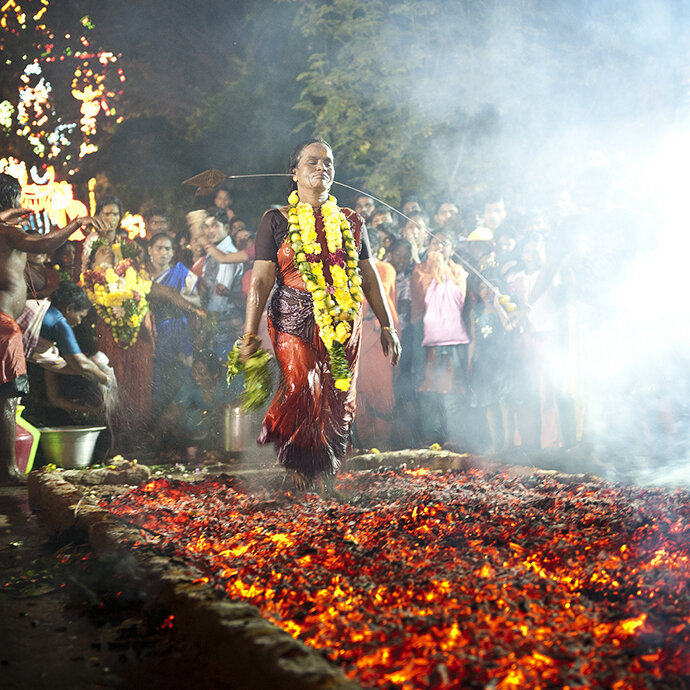 راه رفتن روی آتش؛ مراسمی برای غلبه بر ترس