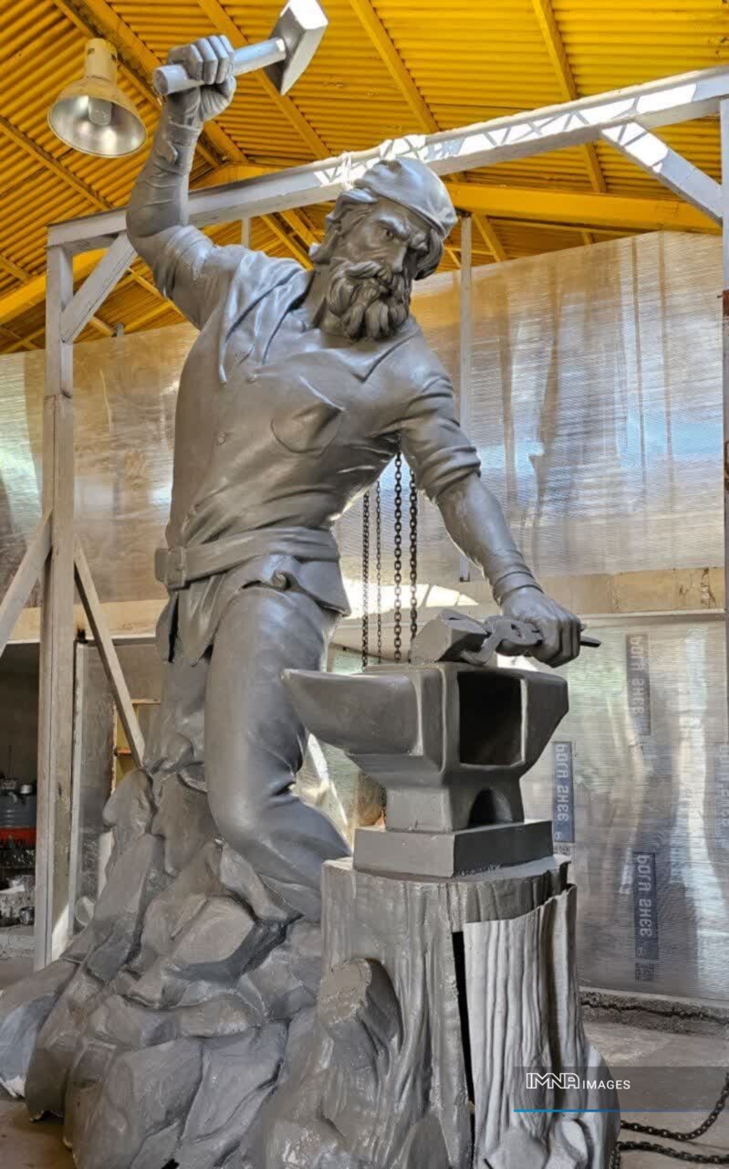 نصب مجسمه «نماد صنعت» در شهرک صنعتی امیرکبیر اصفهان