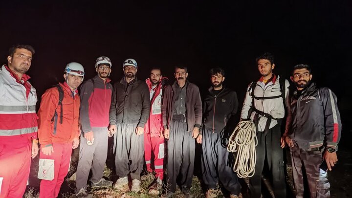 نجات دو فرد گرفتار شده در ارتفاعات فارسان