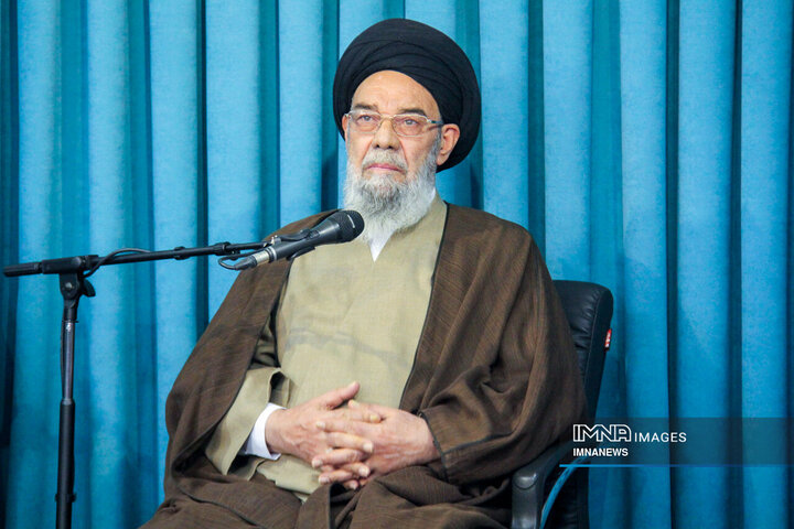 انتخاب رهبر جدید انقلاب با بررسی دقیق اعضای خبرگان و عنایت الهی انجام شد
