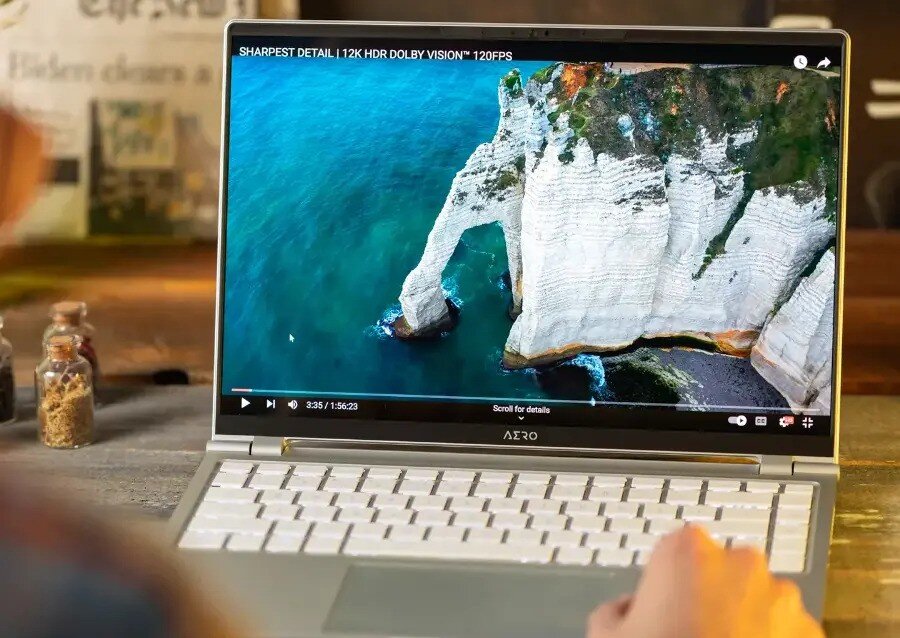 دورخیز برای شکست مکبوک پرو