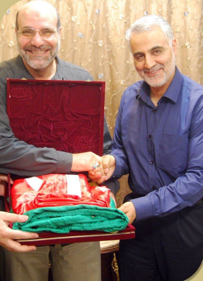 تصویری از شهیدان حاج قاسم سلیمانی و زاهدی