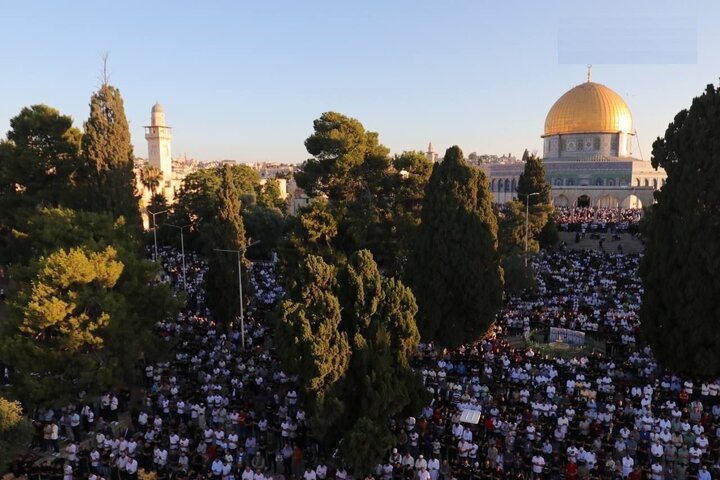 هزاران فلسطینی نماز عید فطر را در مسجدالاقصی اقامه کردند + فیلم