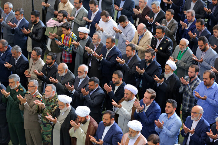 اقامه نماز عید فطر به امامت رهبر انقلاب