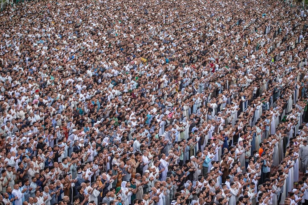 اقامه نماز عید فطر در بینالحرمین + عکس و فیلم